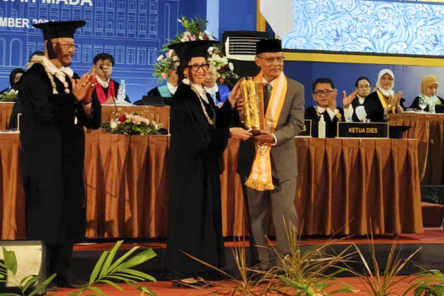 Ketua Umum PP Muhammadiyah, Haedar Nashir, menerima Anugerah Hamengku Buwono IX tahun 2024 di UGM, Kamis (19/12/2024). Foto: Arfiansyah Panji Purnandaru/kumparan