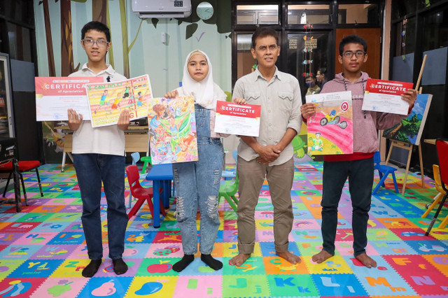 Tiga anak disabilitas di Surabaya yang berprestasi bersama guru seni melukis mereka.