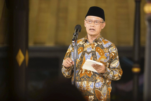 Ketum PP Muhammadiyah Haedar Nashir saat malam Orasi Penganugerahan Hamengku Buwono IX Award di Bangsal Sri Manganti, Kraton Yogyakarta, Kamis (19/12/2024). Foto: Dok. PP Muhammadiyah