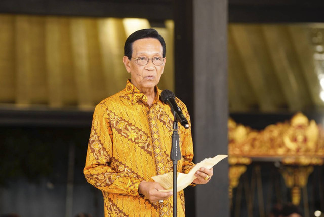 Gubernur DIY Sri Sultan Hamengku Buwono X saat malam Orasi Penganugerahan Hamengku Buwono IX Award di Bangsal Sri Manganti, Kraton Yogyakarta, Kamis (19/12/2024).  Foto: Dok. PP Muhammadiyah