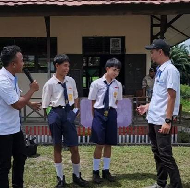 PTPN Regional V dan BNN Kalbar saat berdiaolg bersama siswa-siswa di SMP Meliau, Sanggau. Foto: Dok. PTPN XIII