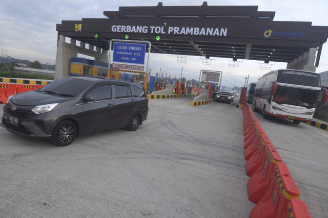 Kendaraan melewati jalan tol fungsional Klaten-Prambanan di Gerbang Tol Prambanan, Jogonalan, Klaten, Jawa Tengah, Jumat (20/12/2024). Foto: Aloysius Jarot Nugroho/ANTARA FOTO