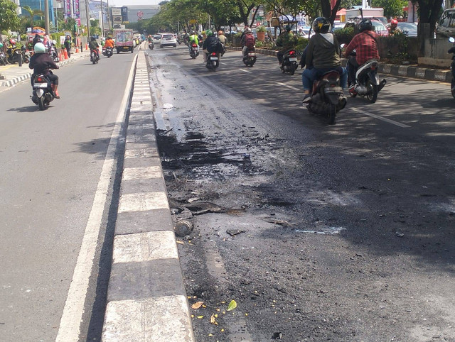 Penampakan sisa terbakarnya mobil tua di Jalan Margonda Raya, Kota Depok, Jumat (20/12/2024). Dok: kumparan