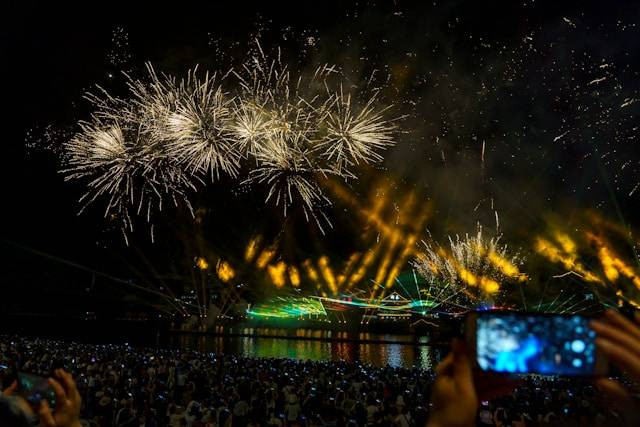 Konser malam tahun baru 2025, foto hanya ilustrasi, bukan konser sebenarnya: Unsplash/Yihan Wang