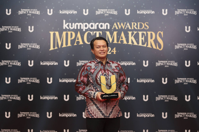 Perwakilan Pertamina International Shipping foto dengan piagam penghargaan kumparan Awards Impact Makers 2024 di The Ballroom, Djakarta Theater, Jakarta, Kamis (19/12/2024). Foto: Iqbal Firdaus/kumparan