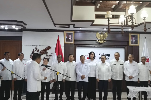 Ketua Umum terpilih Palang Merah Indonesia (PMI) dalam Munas XXII PMI 2024, Jusuf Kalla (JK) resmi melantik jajaran kepengurusan PMI untuk masa bakti 2024-2029 di Markas Pusat PMI, Jakarta Pusat, Jumat (20/12/2024). Foto: Zamachsyari/kumparan