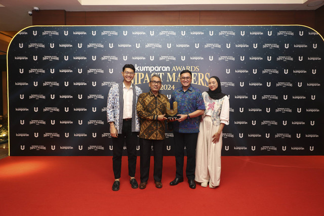 Perwakilan PT Nestle Indonesia foto dengan piagam penghargaan kumparan Awards Impact Makers 2024 di The Ballroom, Djakarta Theater, Jakarta, Kamis (19/12/2024). Foto: Iqbal Firdaus/kumparan