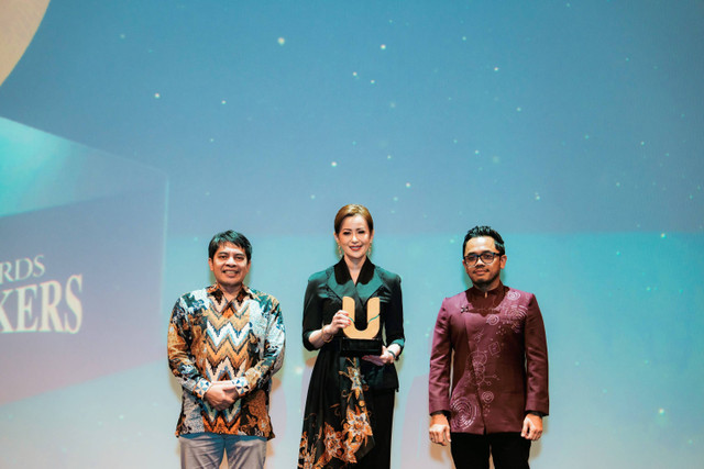 CEO kumparan Hugo Diba didampingi Pemred kumparan Arifin Asydhad menyerahkan piagam penghargaan kepada Wadirut Bank Mandiri Alexandra Askandar pada kumparan Awards Impact Makers 2024 di The Ballroom, Djakarta Theater, Jakarta, Kamis (19/12/2024). Foto: Nuel snap