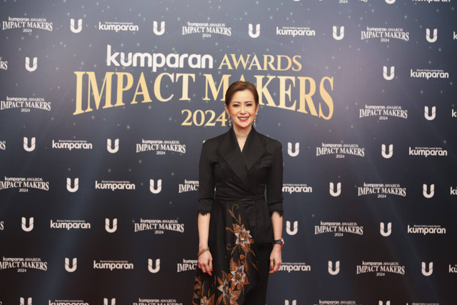 Wadirut Bank Mandiri Alexandra Askandar menerima penghargaan kumparan Awards Impact Makers 2024 di The Ballroom, Djakarta Theater, Jakarta, Kamis (19/12/2024). Foto: Iqbal Firdaus/kumparan