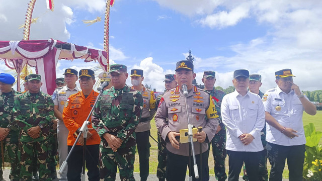 Panglima TNI Jenderal TNI Agus Subiyanto dan Kapolri Listyo Sigit Prabowo saat jumpa pers apel pasukan pengamanan libur Nataru di Bali, Jumat (20/12/2024). Foto: Denita BR Matondang/kumparan