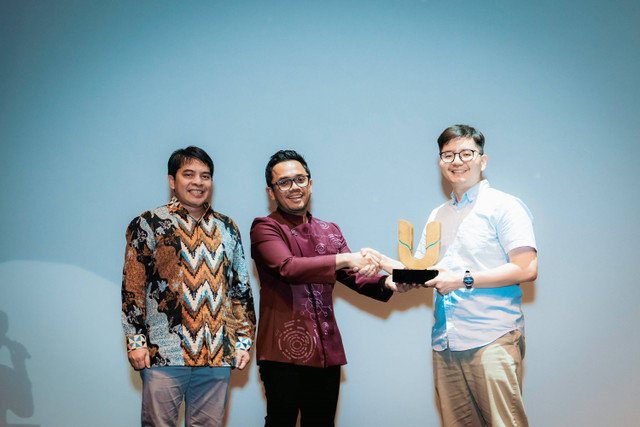 CEO kumparan Hugo Diba didampingi Pemimpin Redaksi kumparan Arifin Asydhad menyerahkan piagam penghargaan kepada perwakilan Le Minerale pada kumparan Awards Impact Makers 2024 di The Ballroom, Djakarta Theater, Jakarta, Kamis (19/12/2024). Foto: Nuel snap