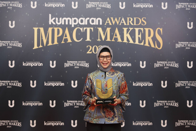 Perwakilan Bank Syariah Indonesia (BSI) foto dengan piagam penghargaan kumparan Awards Impact Makers 2024 di The Ballroom, Djakarta Theater, Jakarta, Kamis (19/12/2024). Foto: Iqbal Firdaus/kumparan