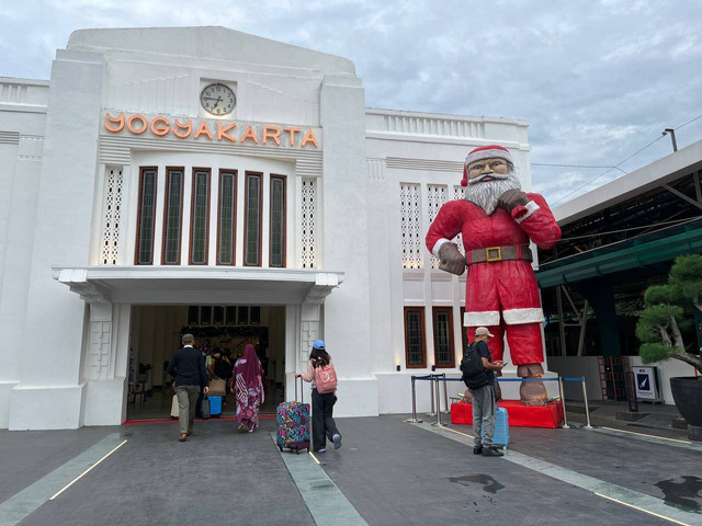 Patung Santa Claus di Pintu Timur Stasiun Yogyakarta. (Foto: M Wulan)