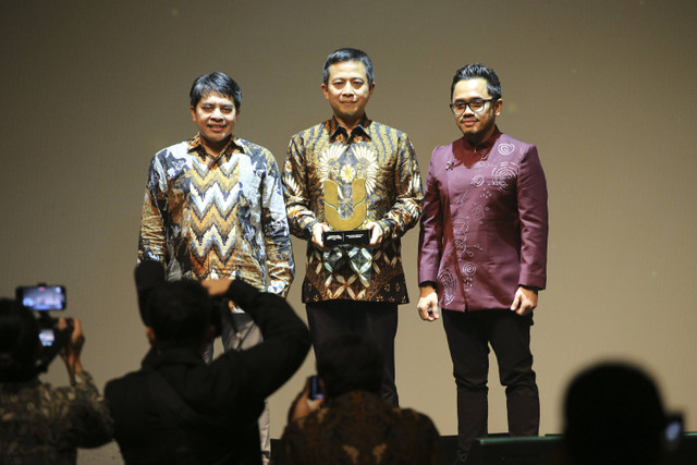 CEO kumparan Hugo Diba didampingi Pemimpin Redaksi kumparan Arifin Asydhad menyerahkan trofi penghargaan kepada perwakilan Telkomsel pada kumparan Awards Impact Makers 2024 di The Ballroom, Djakarta Theater, Jakarta, Kamis (19/12/2024).  Foto: Aditia Noviansyah/kumparan