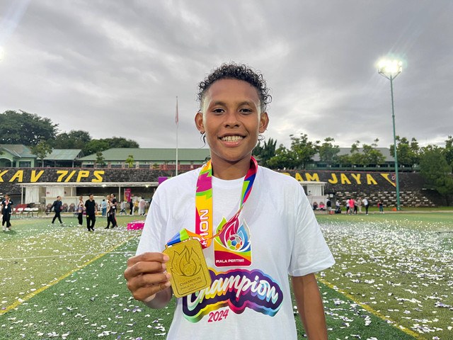 Marsela Awi pemain Papua Pegunungan saat lakukan selebrasi perayaan gelar juara Piala Pertiwi 2024 di Kingkong Soccer Arena, Jakarta, Kamis (19/12).  Foto: Aji Nugrahanto/kumparan