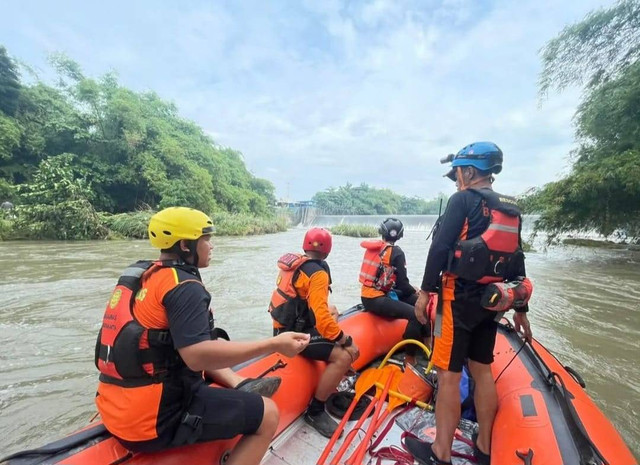 Proses pencarian balita yang hanyut di Sungai Belik, Pleret, Bantul. Foto: Basarnas Yogyakarta