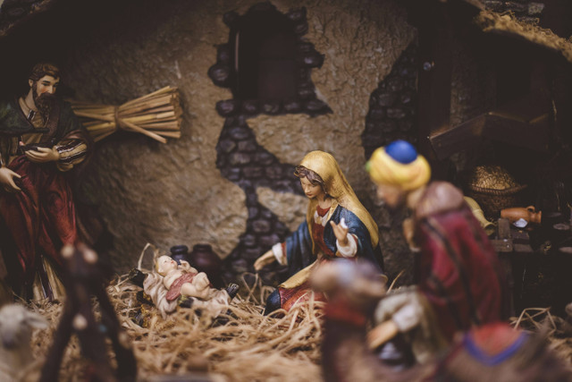 Ilustrasi tradisi malam natal, foto: unsplash/Ben White