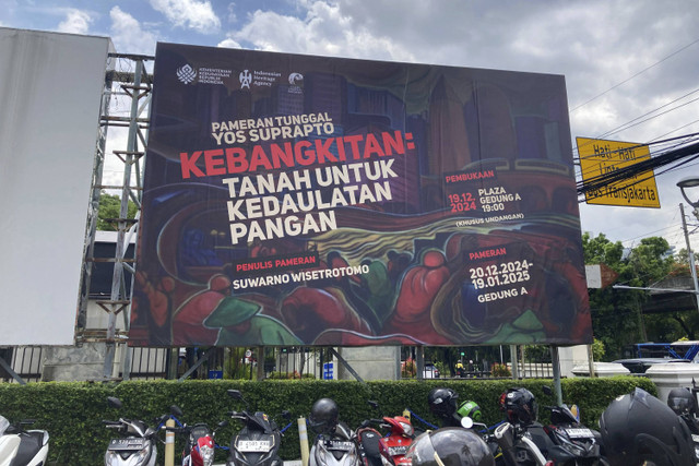 Banner Pameran Tunggal Yos  Suprapto, Kebangkitan: Tanah untuk Kedaulatan Pangan, di Galeri Nasional, Jalan Medan Merdeka Timur, Jakarta Pusat, Jumat (20/12/2024). Foto: Alya Zahra/kumparan 