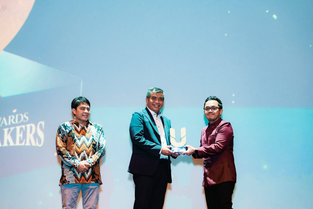 CEO kumparan Hugo Diba didampingi Pemimpin Redaksi kumparan Arifin Asydhad menyerahkan piagam penghargaan kepada perwakilan PT PLN (Persero) pada kumparan Awards Impact Makers 2024 di The Ballroom, Djakarta Theater, Jakarta, Kamis (19/12/2024). Foto: Nuel snap