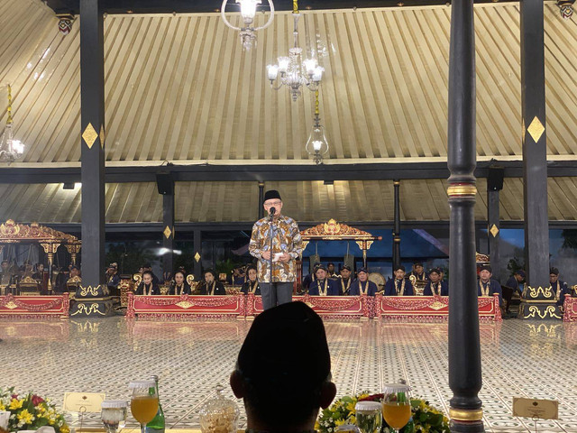 Ketum PP Muhammadiyah, Haedar Nashir, saat memberikan orasi di Keraton Yogyakarta setelah menerima Anugerah Hamengku Buwono IX 2024, Kamis (19/12) malam. Foto: Resti Damayanti/Pandangan Jogja