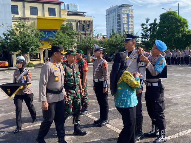 Penyematan pita operasi Lilin Krakatau 2024. | Foto: Sinta Yuliana/Lampung Geh