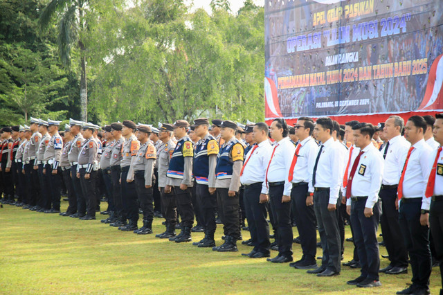 Suasana saat Apel gelar pasukan dalam rangka kesiapan pelaksanaan operasi Lilin Musi 2024, di Griya Agung Palembang, Jumat 20 Desember 2024. Foto : Istimewa
