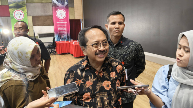 Presiden Direktur Smartfren, Merza Fachys, saat ditemui awak media di kantor Smartfren di Sabang, Jakarta, Jumat (20/12). Foto: Muhammad Fikrie/kumparan