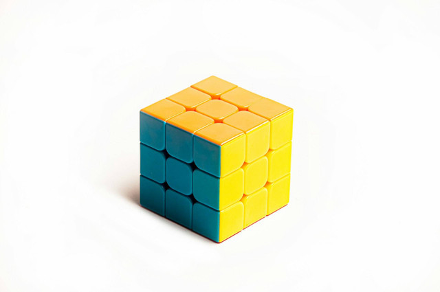 Ilustrasi Cara Main Rubik 4x4. Sumber: Unsplash/Lidia Nemiroff