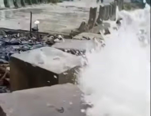 Jembatan Matang di Kecamatan Paloh yang putus terkena ombak pasang air laut. Foto: Instagram #sambastoday