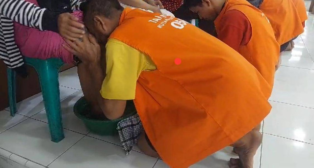 Warga binaan Rutan Pontianak saat membasuh dan mencium kaki ibu. Foto: Dok, Istimewa