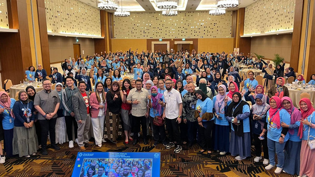 Menteri Ekonomi Kreatif, Teuku Riefky Harsya, berfoto bersama semua peserta sosialisasi Emak-Emak Matic di Hotel Royal Ambarrukmo. Foto: Muhammad Hafiq / Pandangan Jogja