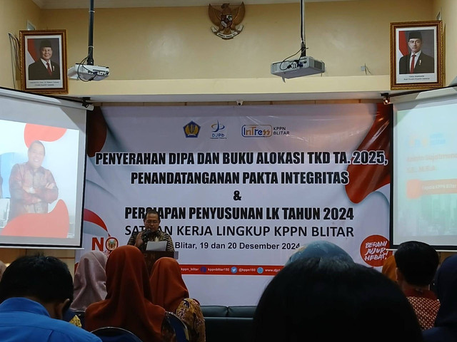 Rupbasan Blitar Menghadiri Sosialisasi Persiapan Penyusunan Laporan Keuangan Tahun 2024 di KPPN BlitarBlitar - Jumat, 20 Desember 2024 Dalam rangka persiapan penyusunan laporan keuangan tahun 2024, LLAT 2024 tentang RPATA dan implementasi katalog elektronik versi 6, Rupbasan Blitar menghadiri kegiatan sosialisasi yang dilaksanakan oleh KPPN Blitar.Kegiatan dibuka oleh Kepala KPPN Blitar, Bapak Arinto Sujatomono. Sebelum dilaksanakannya sosialisasi, telah dilaksanakan Penyerahan DIPA dan Buku Alokasi TKD Tahun 2025. Dilanjutkan dengan penyampaian materi oleh tim Seksi Verifikasi dan Akuntansi serta Pejabat PTPN KPPN BlitarDalam sosialisasi ini, dijelaskan mengenai mekanisme pelaksanaan anggaran, kemudian sehubungan dengan rencana implementasi Katalog Elektronik Versi 6, dijelaskan flow proses bisnisnya dan diperkenalkan dengan sejumlah pembaruan yang ditawarkan oleh Katalog Elektronik Versi 6.0.(Humas Rupbasan Blitar Kanwil Kemenkumham Jawa Timur)#kemenkumhamjatim#KemenkumhamRI#humaskemenkumhamjatim#HumasRupbasanBlitar#pemeliharaanbarangbukti#heniyuwono#KumhamSemakinPASTI#melayanisepenuhhati@ditjenpas@kumhamjatim@heniyuwono@hardi_bayu