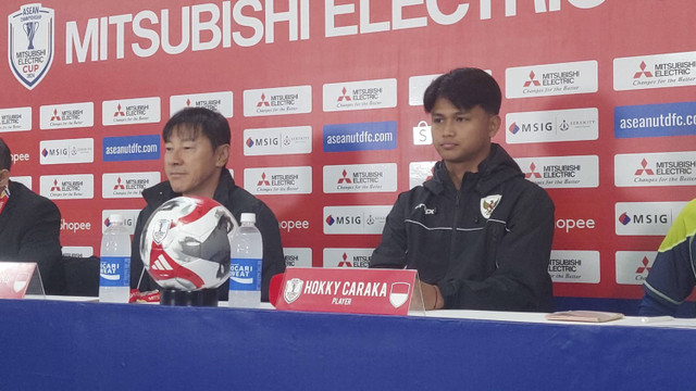 Pelatih Timnas Indonesia Shin Tae-yong bersama Hokky Caraka saat sesi konferensi pers jelang Indonesia melawan Filipina di Stadion Manahan, Solo, Jumat (20/12/2024). Foto: Dok. kumparan