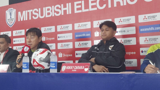 Pelatih Timnas Indonesia Shin Tae-yong bersama Hokky Caraka saat sesi konferensi pers jelang Indonesia melawan Filipina di Stadion Manahan, Solo, Jumat (20/12/2024). Foto: Dok. kumparan