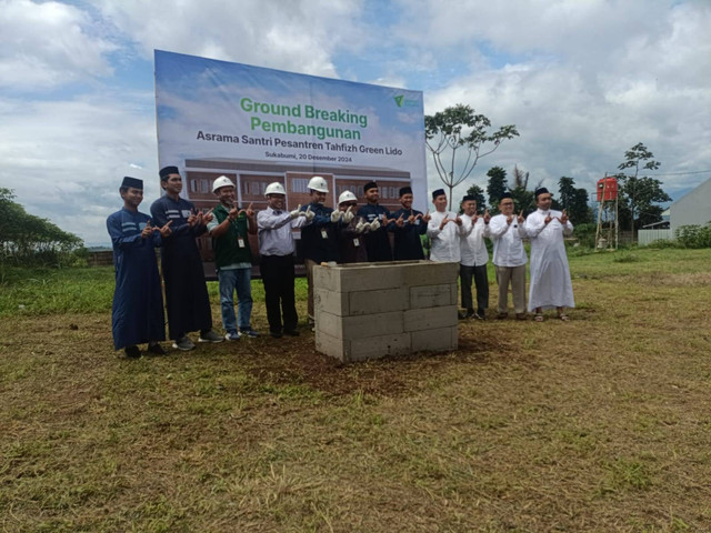 Awal pembangunan asrama santri di Pesantren Tahfiz Green Lido, dilakukan pada Jumat ini (20/12) dalam upaya untuk menampung ratusan para santri dalam mengenyam pendidikan lebih nyaman.