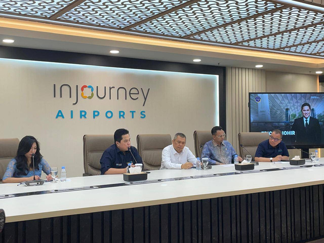 Menteri BUMN Erick Thohir, Utusan Khusus Presiden Bidang Generasi Muda dan Pekerja Seni Raffi Ahmad, Menteri Perhubungan Dudy Purwagandhi, Direktur Utama InJourney Airports Faik Fahmi di Bandara Internasional Soekarno-Hatta, Tangerang, Jumat (20/12). Foto: Ghifari/kumparan 