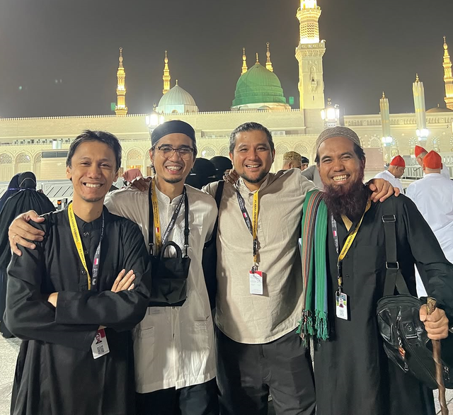 Personel Sheila On 7 dan sakti umrah bareng. Foto: Instagram/salman_al_jugjawy