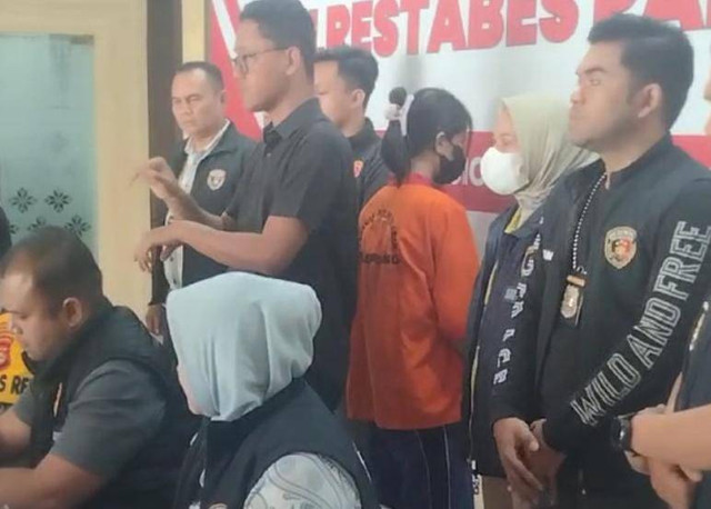 Pelaku pembunuhan siswi SMP di Palembang saat dihadirkan di press rilis Polrestabes Palembang. Foto : Istimewa