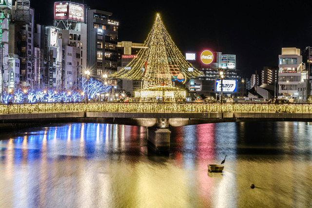 Tradisi Natal di Jepang. Foto pemandangan malam hari di Fukuoka, Jepang. Sumber: Unsplash/Nichika Sakurai