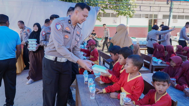 Ditlantas Polda Sultra saat menyalurkan program makan bergizi gratis kepada siswa SD.