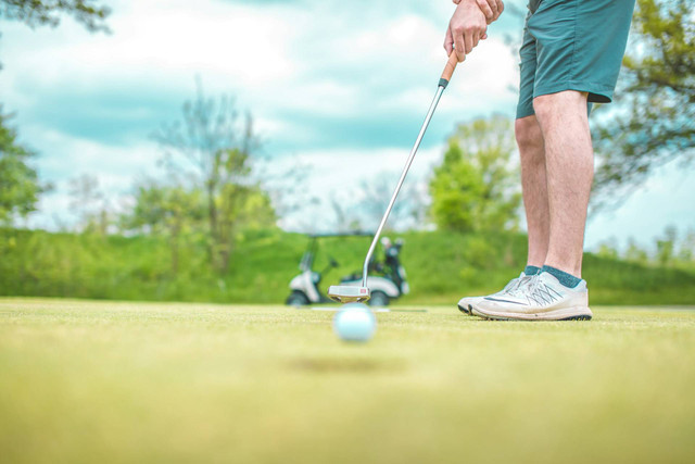 golf di Kenjeran. Foto hanya ilustrasi, bukan tempat sebenarnya. Sumber: Unsplash/courtney cook