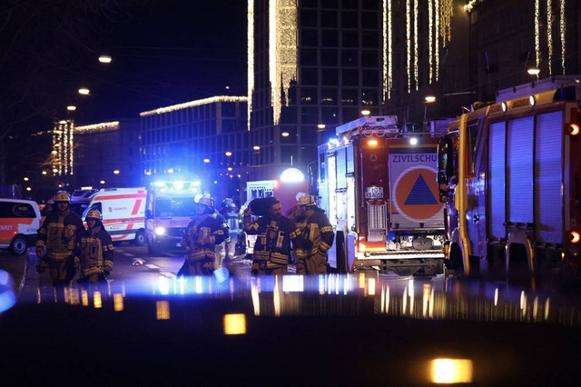 Sebuah mobil menabraki kerumunan yang tengah mengunjungi pasar bertema Natal di Magdeburg, Jerman pada Jumat (20/12) malam.  Foto: Ronny Hartmann / AFP