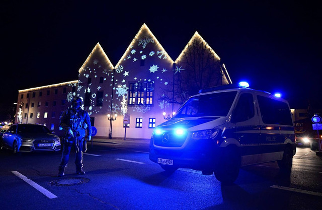 Kepolisian berjaga di sekitar lokasi penabrakan pasar bertema Natal di Magdeburg, Jerman pada Jumat (20/12) malam. Foto: John MACDOUGALL / AFP