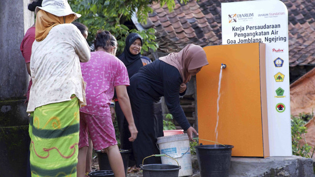 Warga Desa Gendayakan saat antre mengambil air bersih. Foto: Dok. Djarum Sumbangsih Sosial