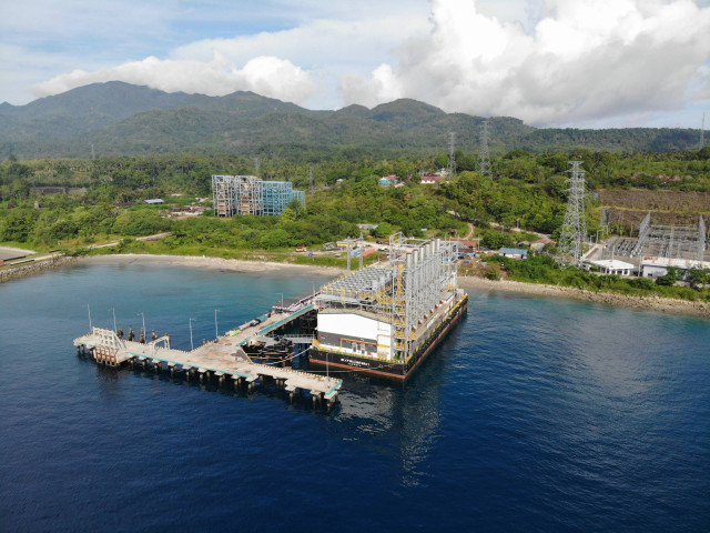 Pembangkit listrik apung Barge Mounted Power Plant (BMPP) Nusantara 1. Foto: PLN IP 