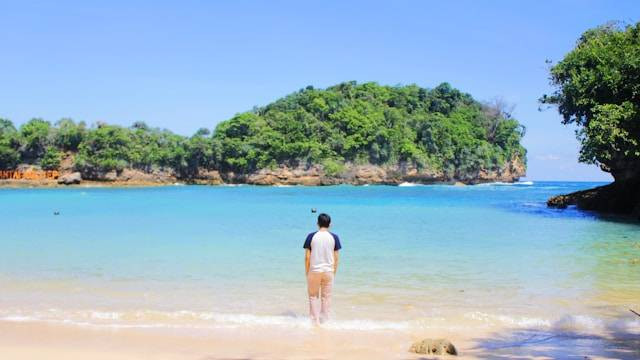 Pantai di Dampit. Foto hanya ilustrasi, bukan tempat sebenarnya. Sumber: Unsplash/Eko Sunaryo