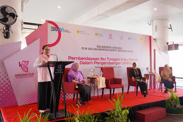 General Manager PLN UID Kalimantan Barat sekaligus Pembina Srikandi PLN Regional Kalimantan memberikan sambutan pada workshop pemberdayaan ibu tunggal dan ibu mandiri dalam pengembangan UMKM Kolaborasi PLN UID Kalimantan Barat dengan Alisah Khadijah ICMI Kota Pontianak di Copacabana Hotel Golden Tulip Pontianak. Foto: Dok. PLN Kalbar