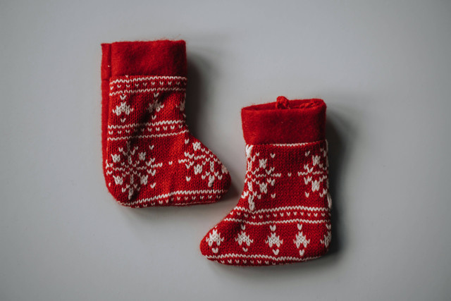 Ilustrasi kenapa natal identik dengan kaus kaki, foto: unsplash/Charlie Harris