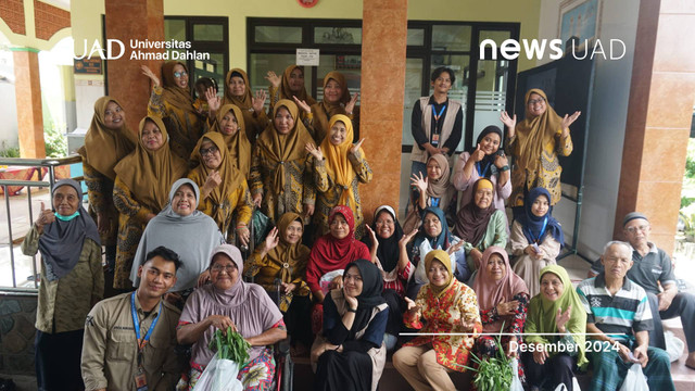 Foto Bersama Sosialisasi Kesejahteraan Mental Lansia Bersama KKN UAD (Dok. KKN UAD)