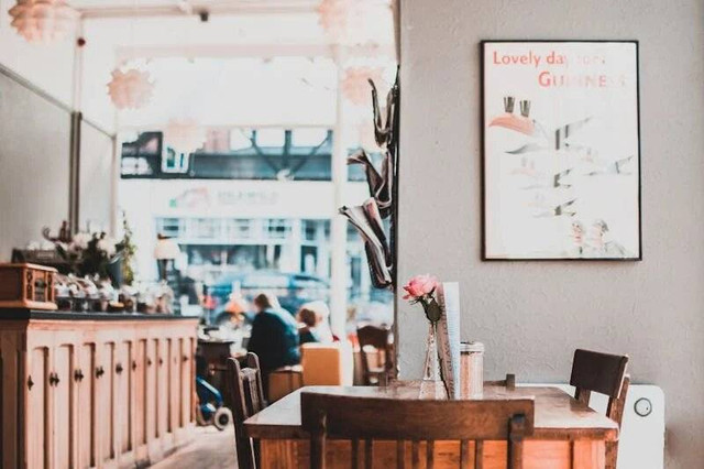 Cafe Gayamsari Semarang. Foto hanya ilustrasi, bukan tempat yang sebenarnya. Sumber: Pexels/Lisa Fotios